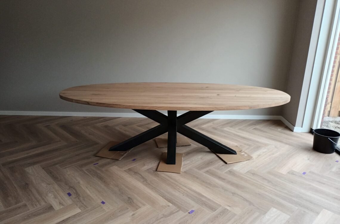 Ovale op maakt gemaakte tafel